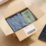 Otwarta paczka e-commerce z etykietą zwrotną i telefonem z aplikacją płatności odroczonej